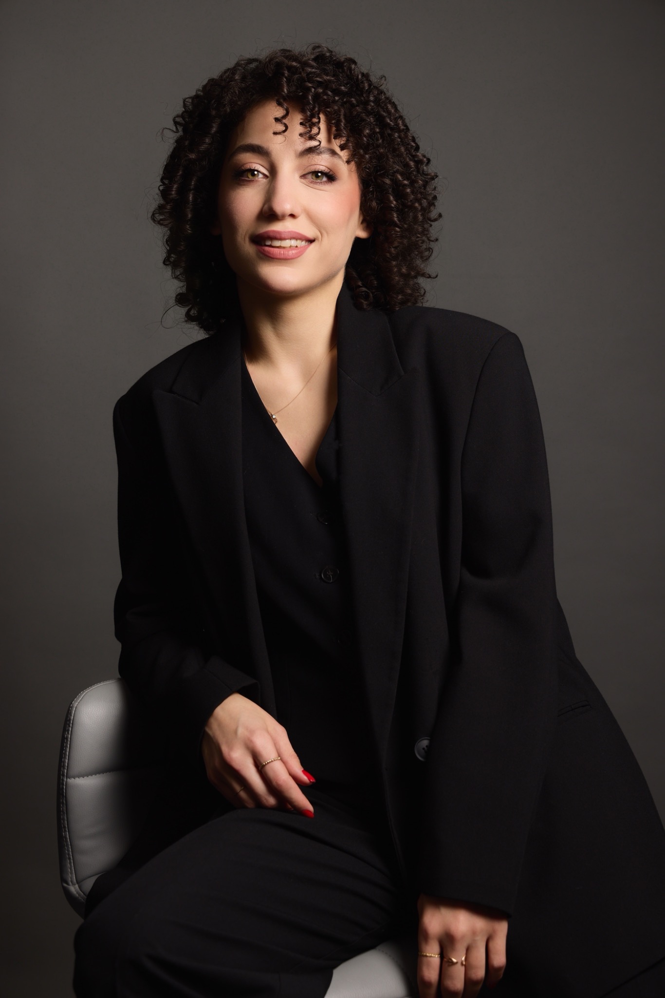 Portrait of Mae, professional makeup artist and founder of MAE Paris Makeup.